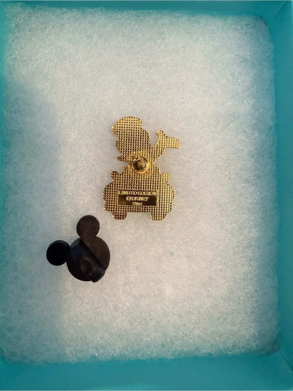 ✨ Limited Edition 2002 Disney Jiminy Cricket Red Car Travel Pin ✨